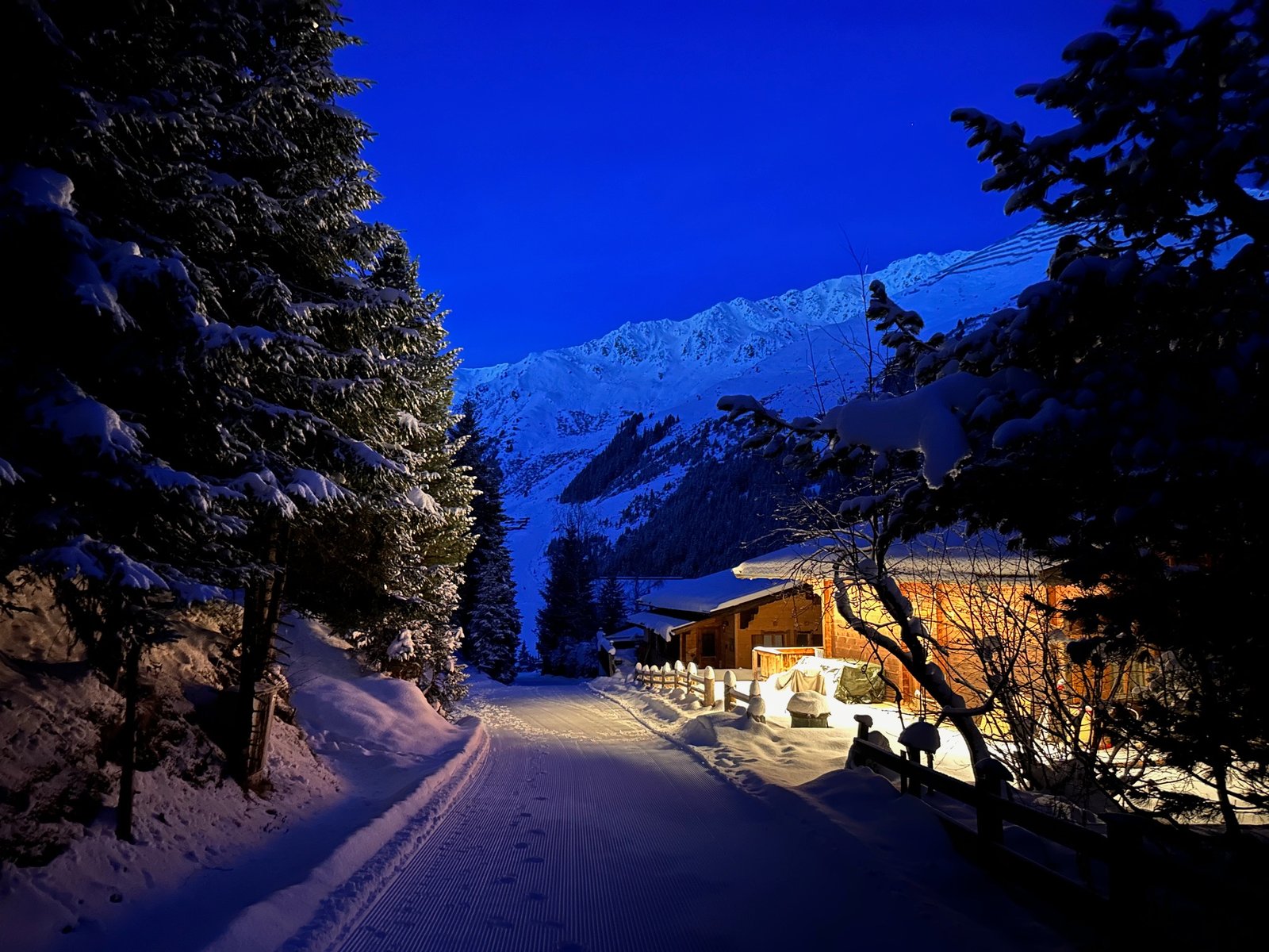 Chalet im Zillertal – Panorama mit Bergen bei Nacht