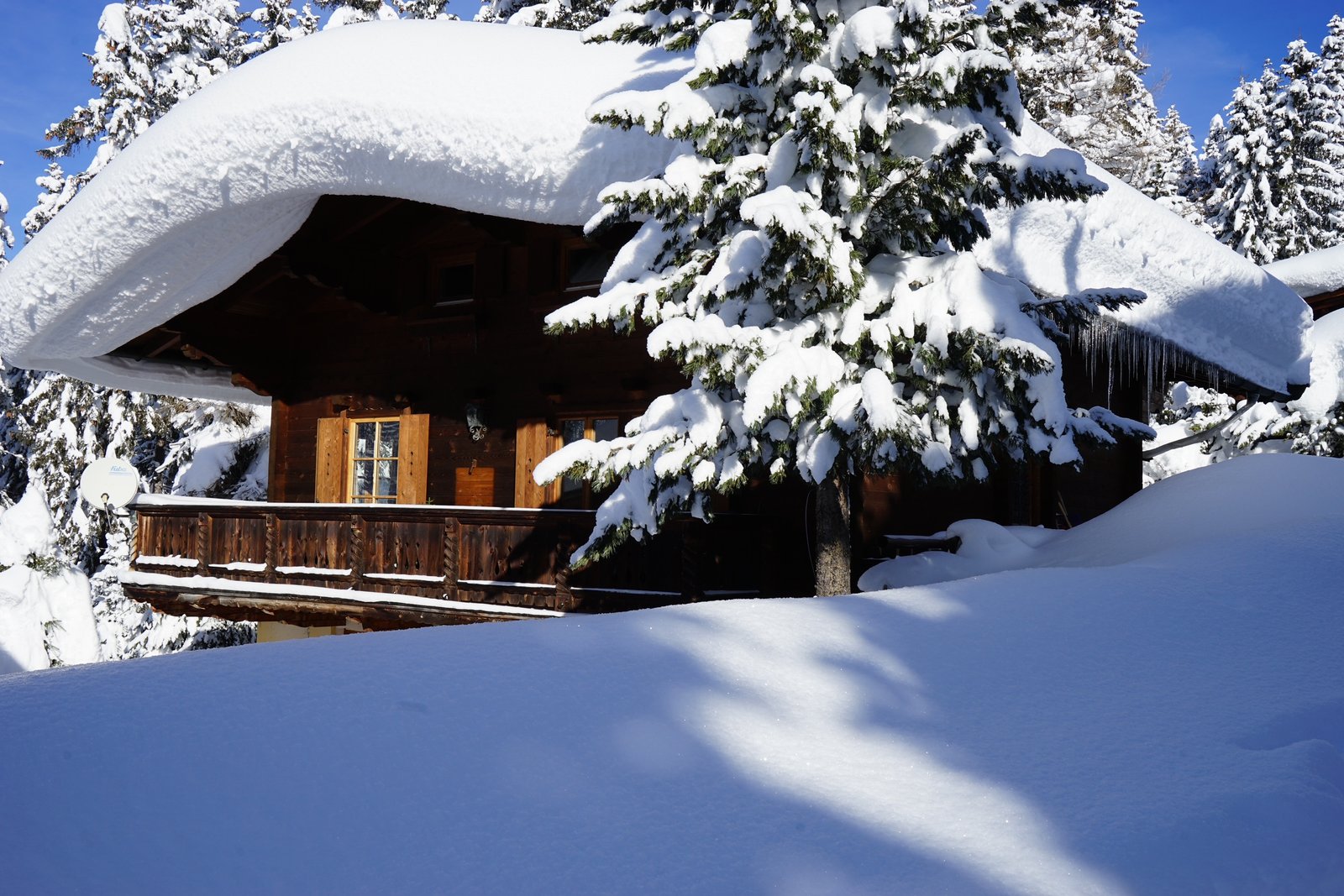 Chalet im Zillertal – Verschneite Tagesansicht