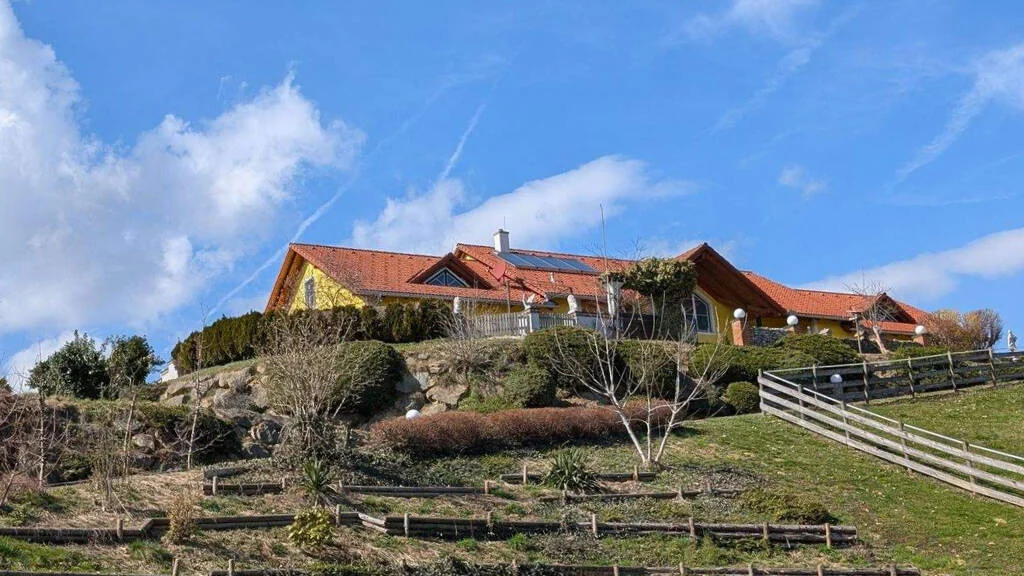 Traumhafte Alleinlage mit Weinberg auf ca. 70.000 m² Grundstück - Hauptansicht
